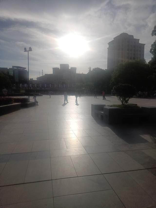 隔热门窗形成超强光闪瞎了几代人,要低碳,还是要健康和国防?