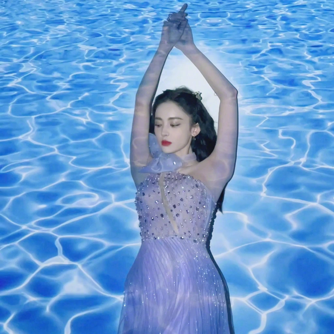 李秀满|娜扎在水光的氛围感下,美出新高度