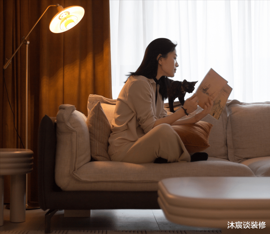 她的新家,一个玄关就能让人驻足欣赏许久,室内复古优雅,很治愈