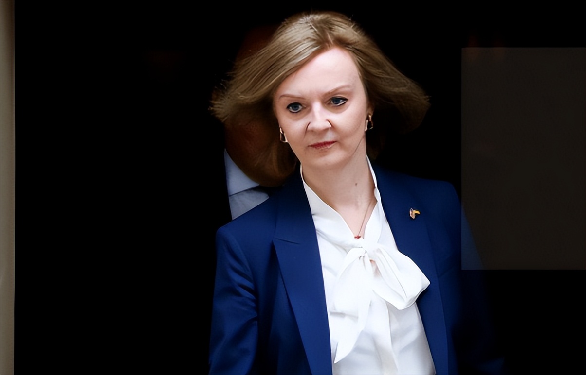 英国 特拉斯摊上事了，上任不久就被爆猛料，曾花费近半公款吃席美容