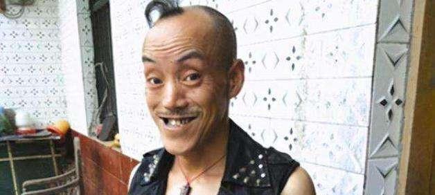 金晨|52岁“光头强”：光环褪去无人问津，卖掉豪车换摩的，娇妻也跑了