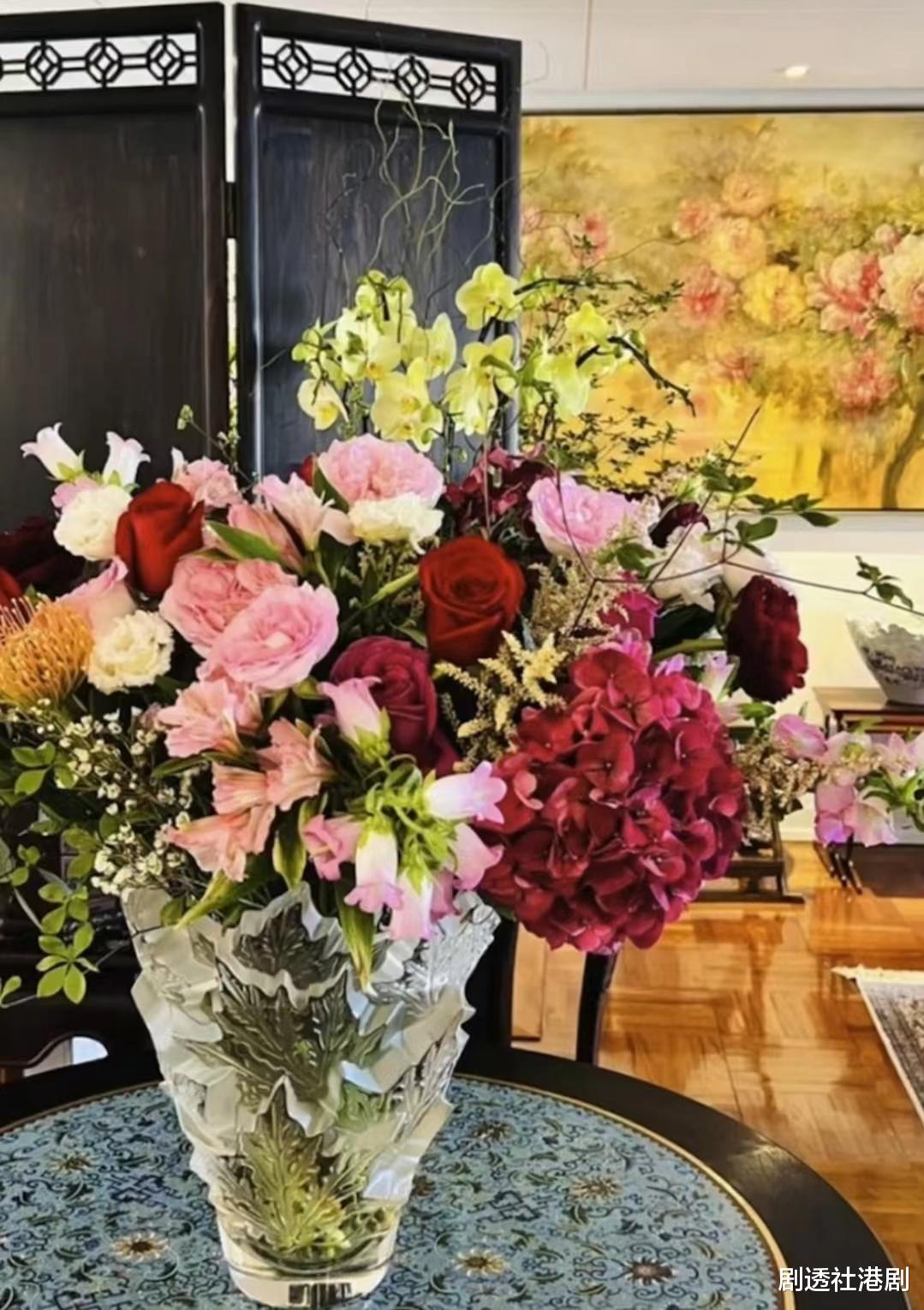 吕良伟|中国风豪宅曝光!65岁不老男神家中堆满古董,靠娇妻成人生赢家