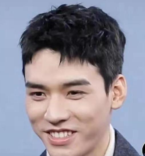 张凌赫|7位笑起来颜值反差大的明星：张凌赫褶子多、王俊凯露牙龈