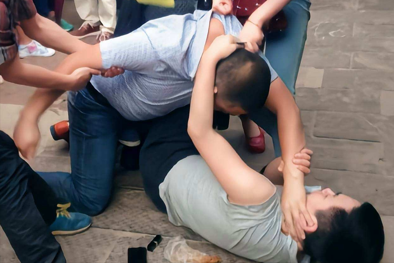 河北男子为逼情人离婚,拿钥匙扎进情人丈夫左眼,村民:没人敢管