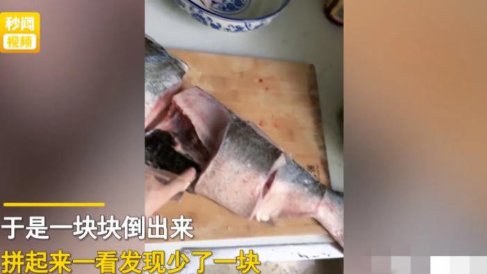 江苏苏州，一女子在某菜市场买了一条花鲢鱼，顺带让摊主为花鲢鱼切了块