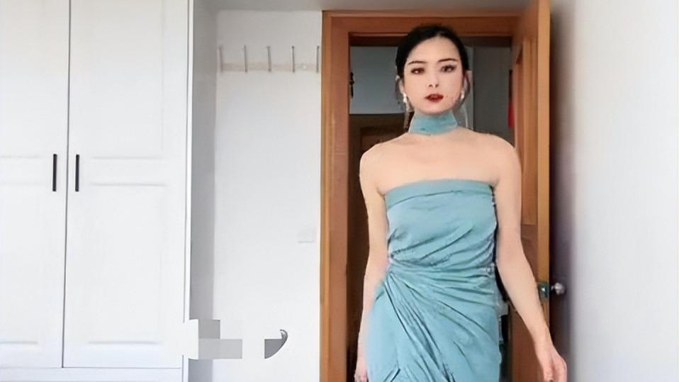上海一女子上演改造床单走秀，158高走出模特气场，时尚不输大牌