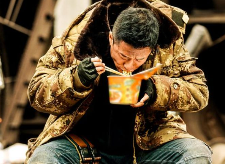 吴京|48岁吴京旅居广东佛山！大排档聚会喝酒接地气，面带微笑状态好