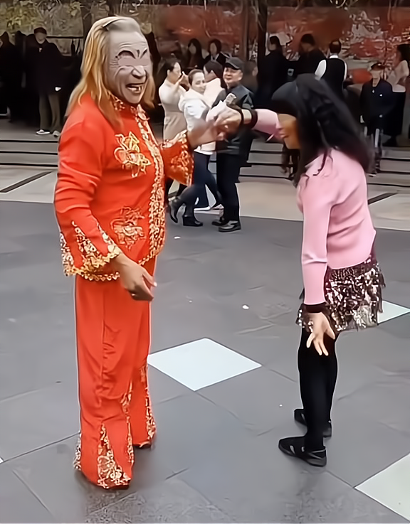 大爷打扮前卫跳广场舞,网友:我老了也这个样子,请直接打死我