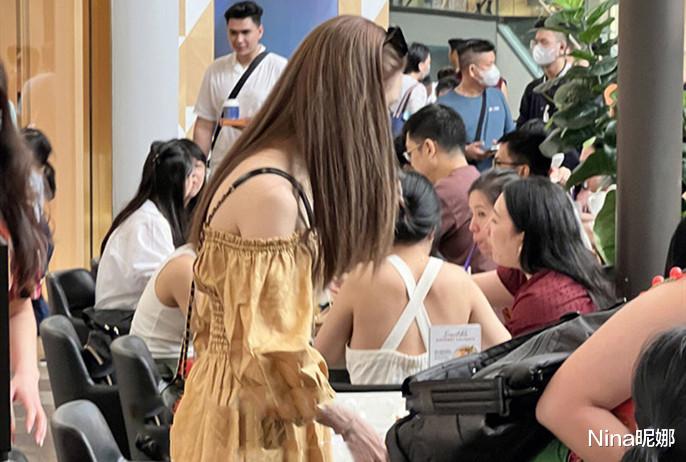 昆凌|昆凌新加坡奢侈品店被偶遇，留直发太有初恋感，7岁女儿穿2千T恤比妈妈还奢侈