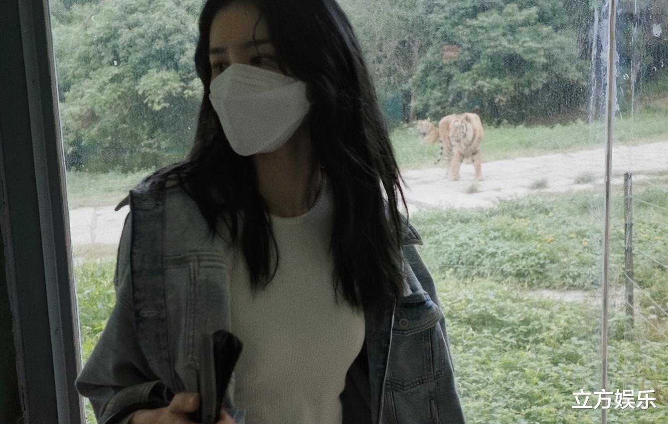 林峰|林峯一家外出，张馨月身材出众，女儿和爹的后脑勺一模一样！