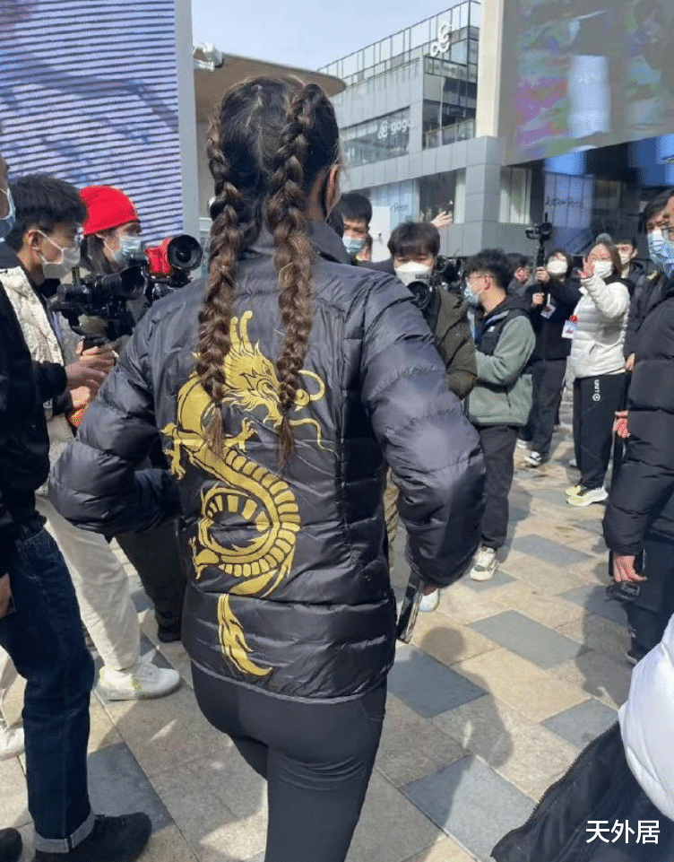 谷爱凌|谷爱凌麻花辫现身,零距离互动粉丝!街边弹钢琴,小朋友不愿合影