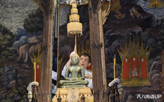 诗妮娜|苏提达以正妻自居，独自陪伴老公为玉佛换装，85后诗妮娜又没出镜