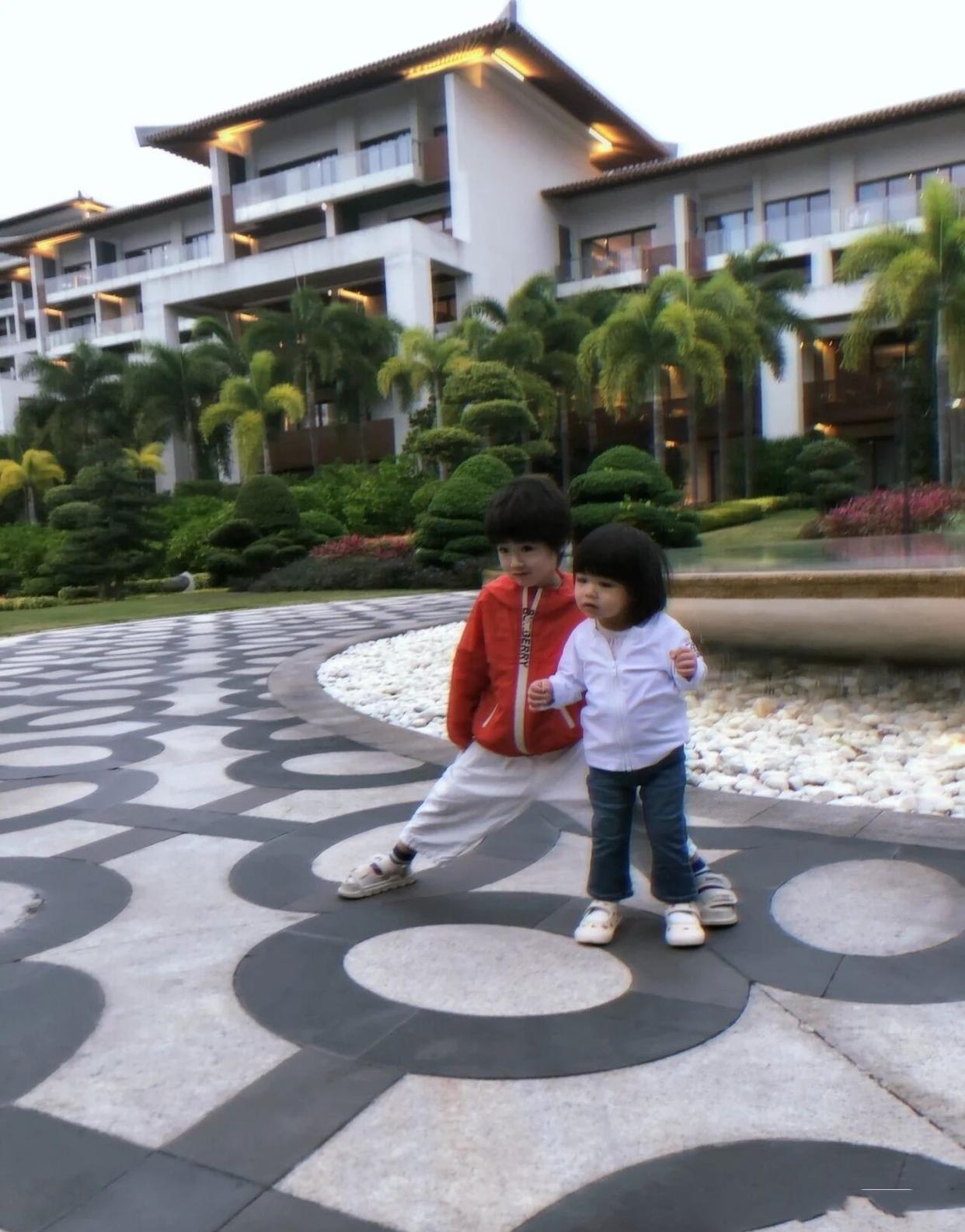 董子健|麦迪娜和4岁儿子嘴对嘴亲吻引争议,女儿更愿意粘着奶奶