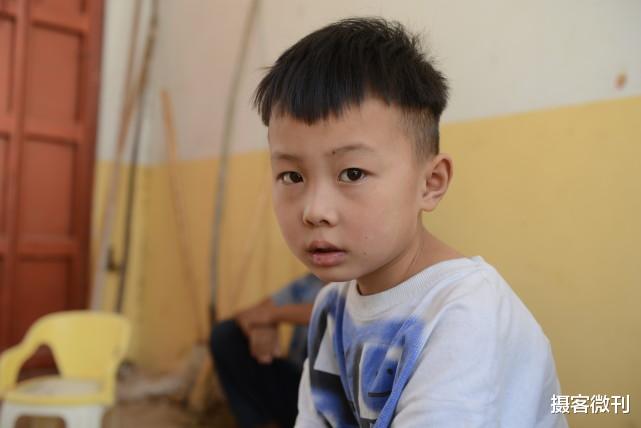儿媳妇离家5年，八旬老人硬撑身体打工赚钱：两个孩子等我养呢