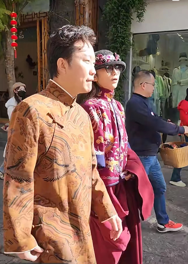 杨丽萍|杨丽萍李玉刚同过年被偶遇，胳膊紧挽关系亲密，多天相处惹人生疑