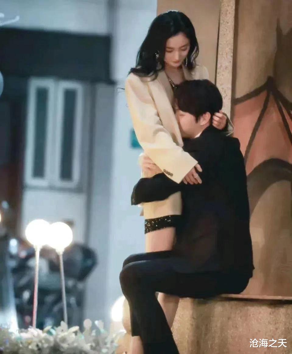 许凯|不知道杨幂与比她小九岁的许凯拍这样的照片，是否觉得尴尬？