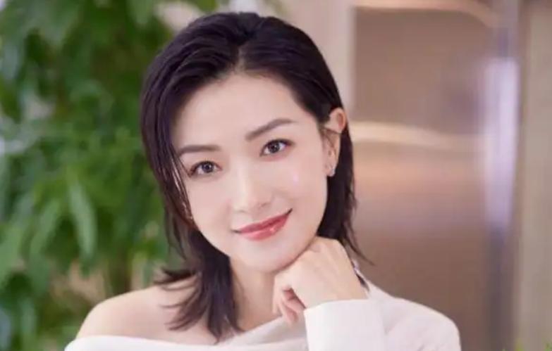 万茜|万茜为5岁女儿庆生！女儿正脸首出镜太可爱，大眼睛抢镜像妈妈