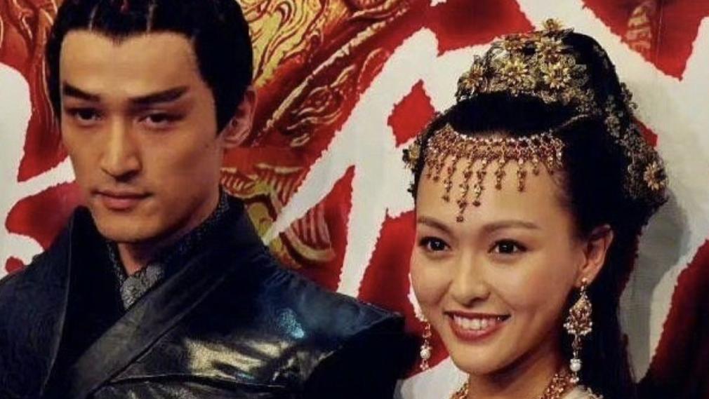 胡歌|胡歌当爸早有暗示：亲手做年夜饭！妻子正脸照好美，刘涛等人祝福