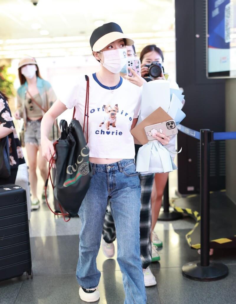 张雪迎|张雪迎穿小狗短袖牛仔裤现身机场，手捧鲜花人气旺