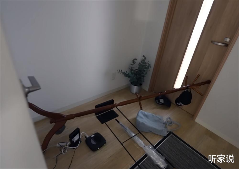 他在日本7.4级地震后,清理小公寓,锅碗瓢盆碎了一地,一片狼藉