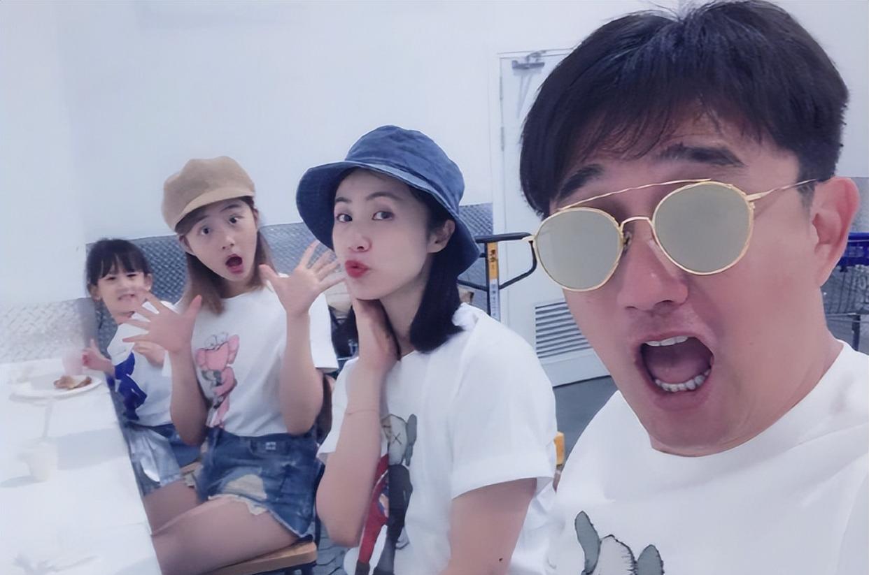 黄磊|黄磊老婆穿背带裤被疑怀4胎！小腹隆起腿部粗壮，三宝才5岁