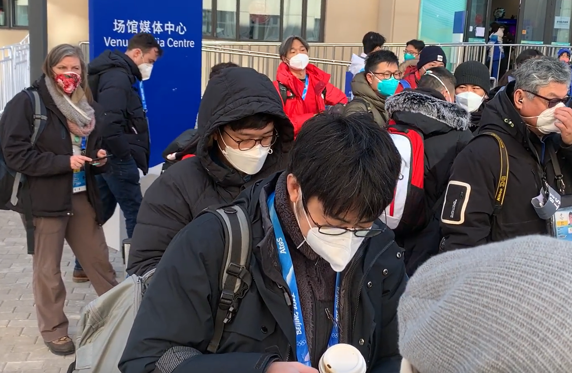 羽生结弦|羽生结弦迎北京冬奥首训，穿紧身衣摔倒在地，众多记者排长队等他