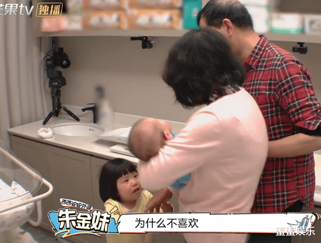 张效诚|吴敏霞3岁的女儿和二胎弟弟争宠，老公偏爱儿子，对岳父母不礼貌