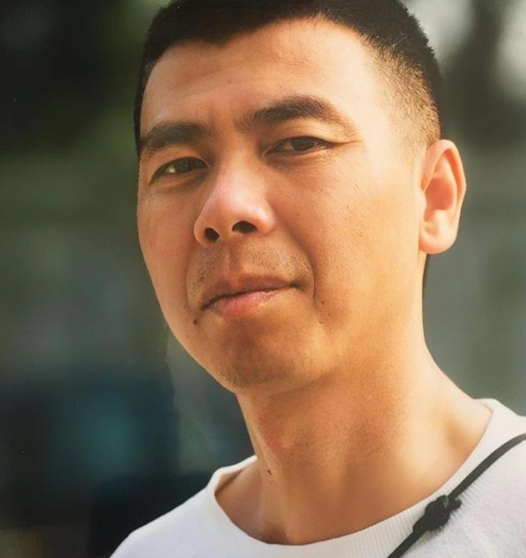 薛凯琪|冯小刚女儿冯思羽：心疼被抛弃的生母，也同情继母徐帆的“遭遇”