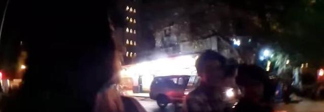 韩国网红在印度直播时被陌生男子强吻,对方还想拉她上车!