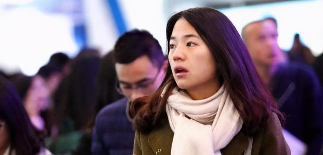 西装|北大硕士求职遇冷,新985学历鄙视链出现,细看原因很现实