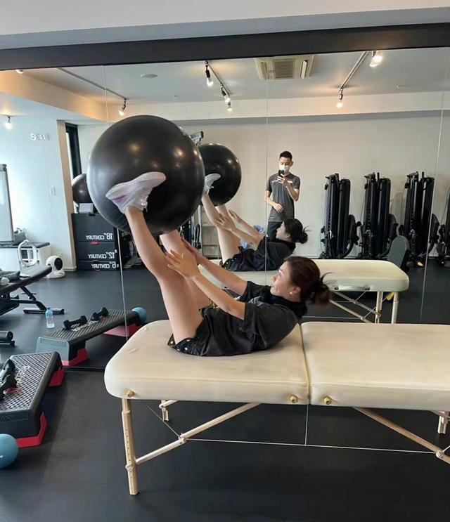 底妆 福原爱晒近照，离婚后生活惬意，户外烧烤，DIY美甲停不下来