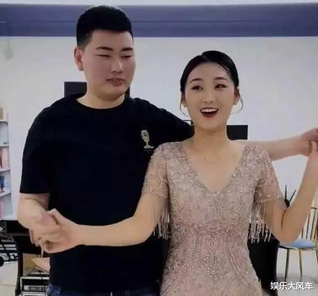 陈亚男|曝朱小伟未婚妻开通社交账号，晒豪车定亲书，网友：效仿陈亚男