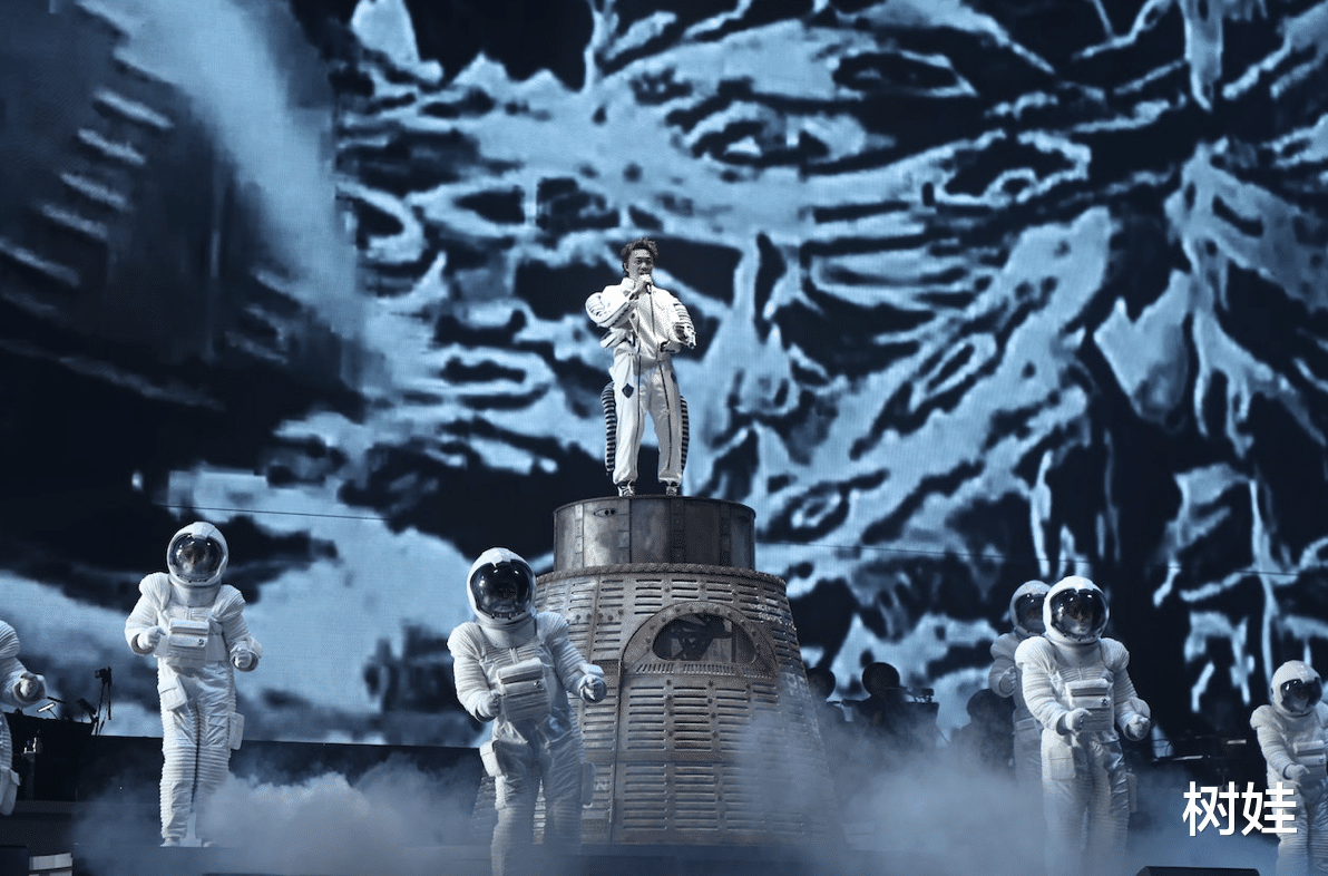 陈奕迅|陈奕迅演唱会座无虚席，连唱30首歌冷门曲偏多，甘比舒淇兴奋狂呼