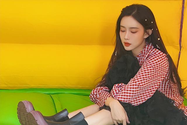 孟子义|孟子义晒出多组写真靓丽妩媚！肤白貌美大长腿太惊艳了