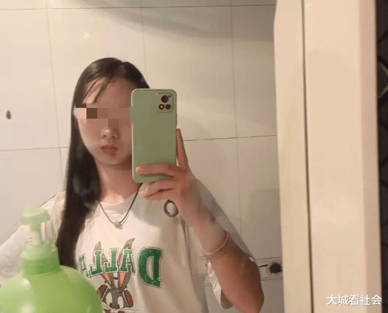 重庆一男子怼女友会吊人,每次没钱都给几十元,怕给多她乱花钱
