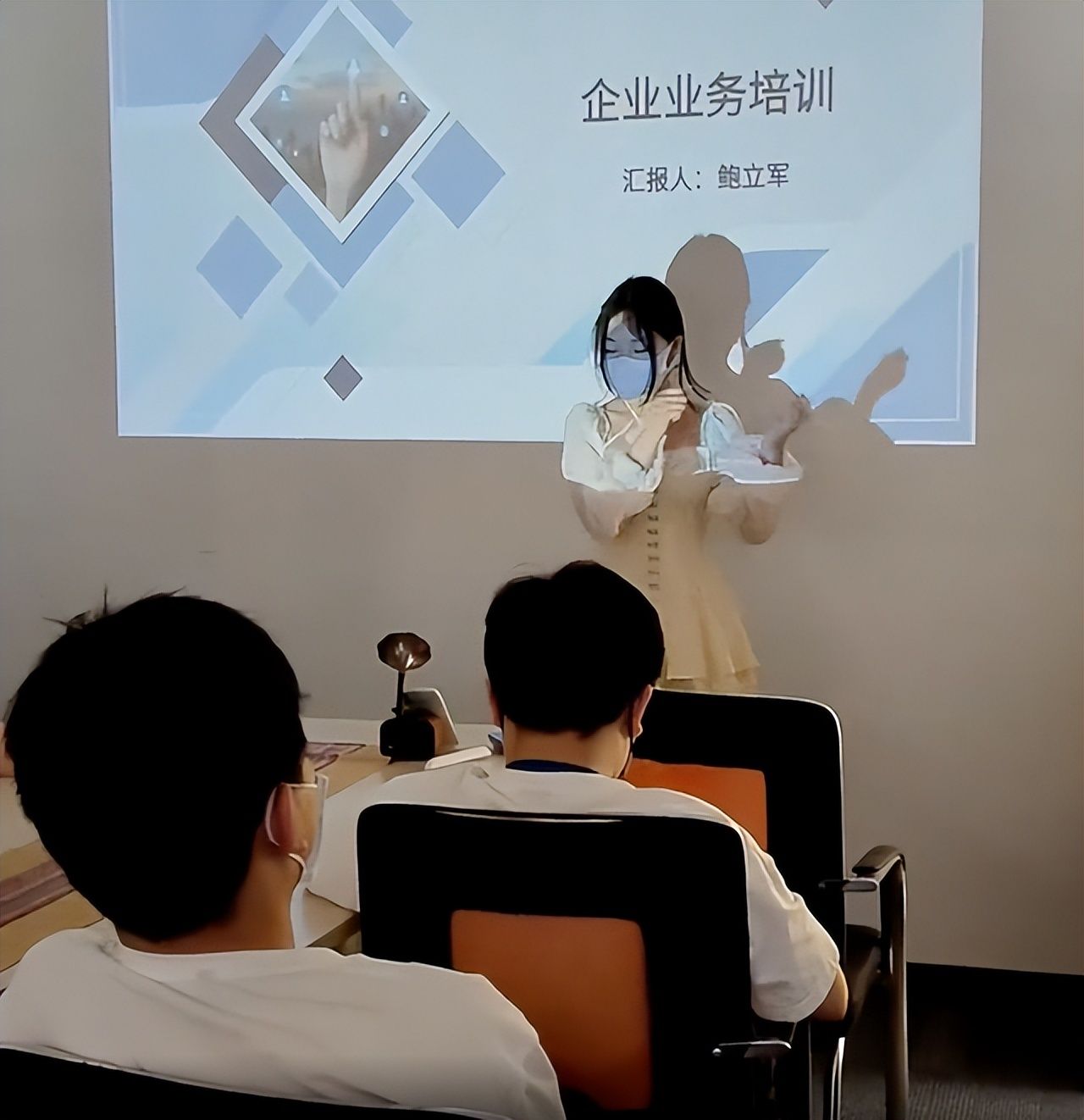 上海:女大学生上班迟到被抓包,老板:换个短裙在会议室跳个舞吧