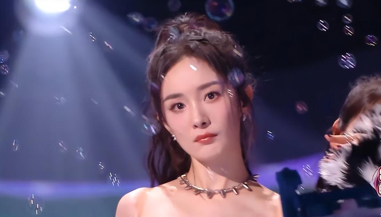 跨年晚会|跨年晚会看点多：王俊凯单手吊威亚，何炅飙泪，虞书欣成在逃公主