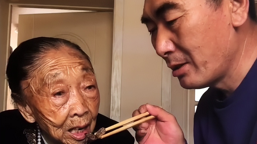 马玉琴的“外甥女”来尽孝，下馆子只吃大饼，网友：来分家产的