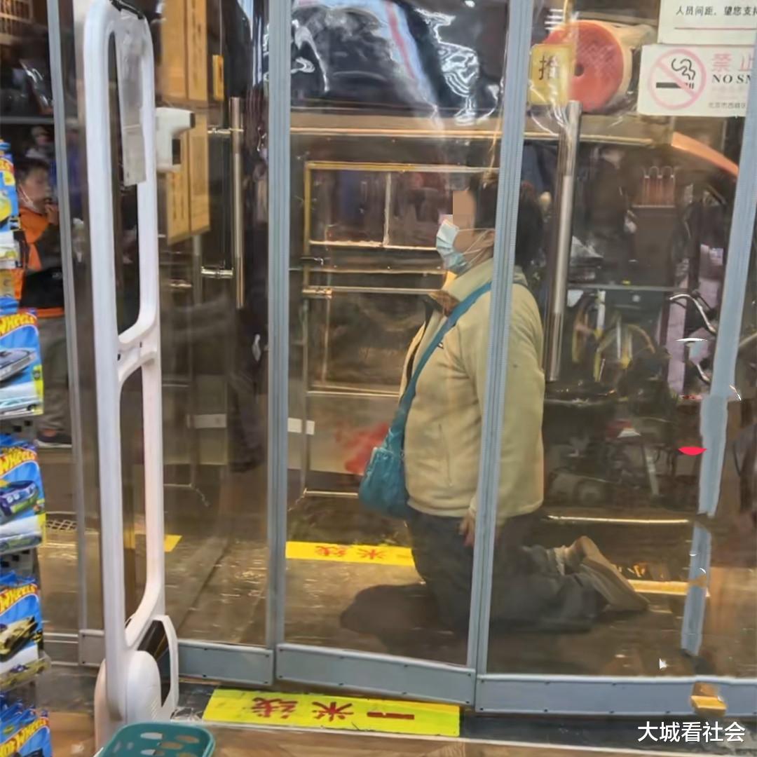 碰瓷?北京一大妈嚷嚷有严重的心脏病,老板不给钱就要躺到地上