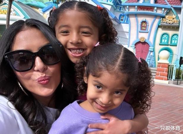 科比·布莱恩特|瓦妮莎晒近照,一家人又去迪士尼!20岁女儿长大,笑起来似科比