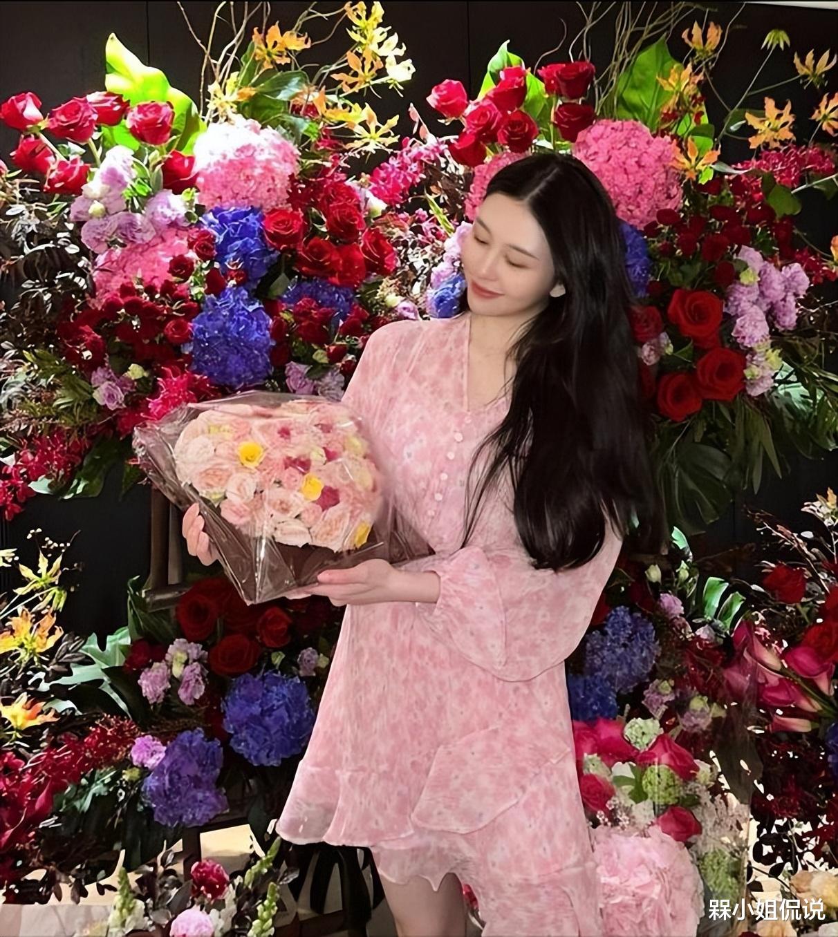 穿衣搭配|邱淑贞女儿“初生牛犊不怕虎”，把丝巾当抹胸穿，下搭短裙真开放