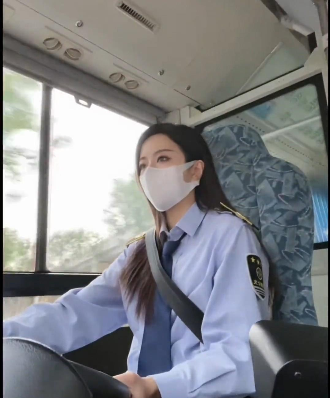 陕西西安一名900路的女公交司机高颜值走红网络:被称为“最美公交女司机”!