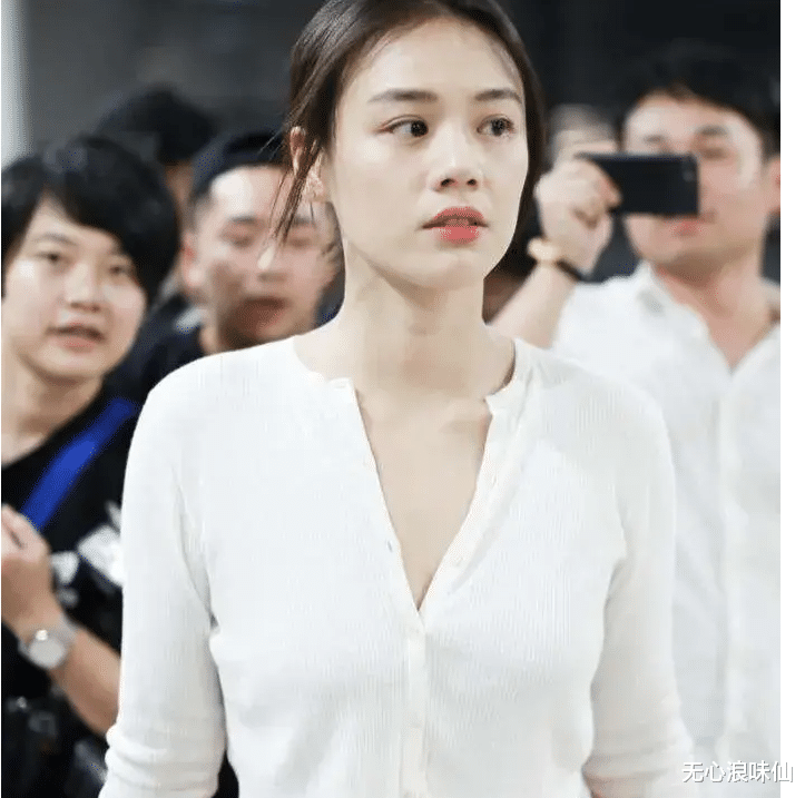 马思纯|马思纯，这也太卑微了！悄悄地登上了热搜，首次变相的“秀恩爱”