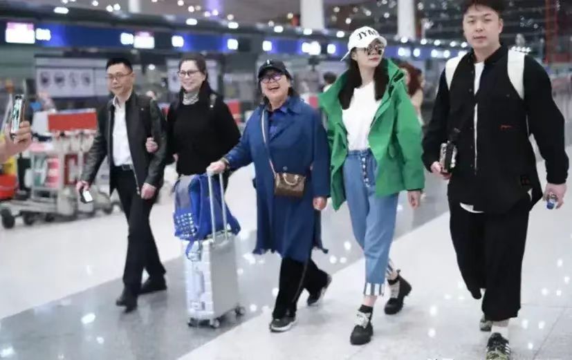 沈梦辰|杜海涛要当爹了？沈梦辰遛狗被偶遇像路人！小腹隆起马甲线也没了