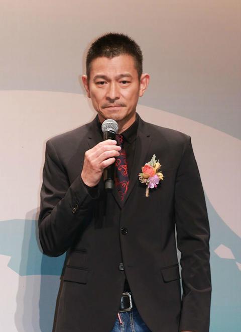 刘德华|退出金马奖筹款当众下跪,放弃日本两亿代言,刘德华到底有多爱国