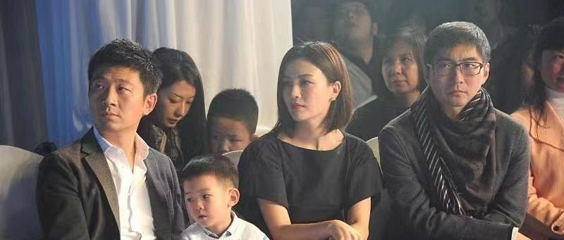 穿衣搭配 刘玫一家三口罕见合体，大红唇配礼服超美艳，丈夫老实巴交