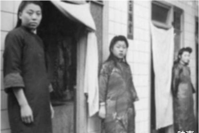 民国一农妇回忆:“卖大炕”女子“工作”时,丈夫抱孩子出门等候