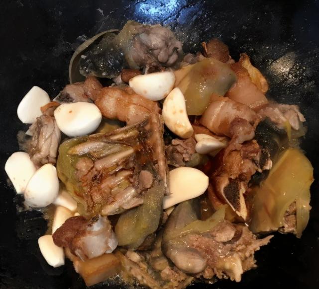 五花肉红烧甲鱼，色泽红润，鲜香入味