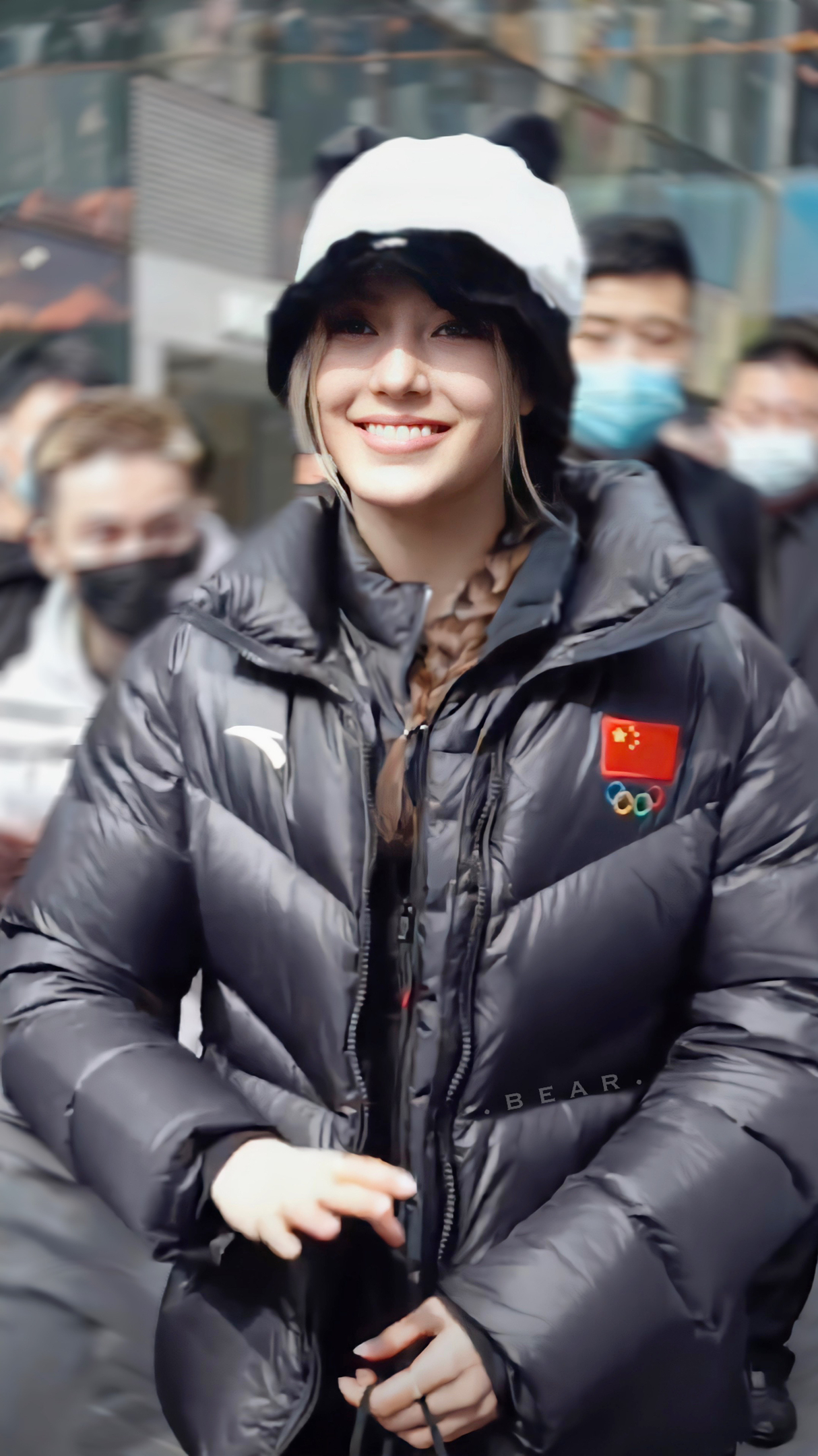 三里屯|谷爱凌再次现身三里屯，与粉丝亲切合影，被经纪人一再提醒戴口罩