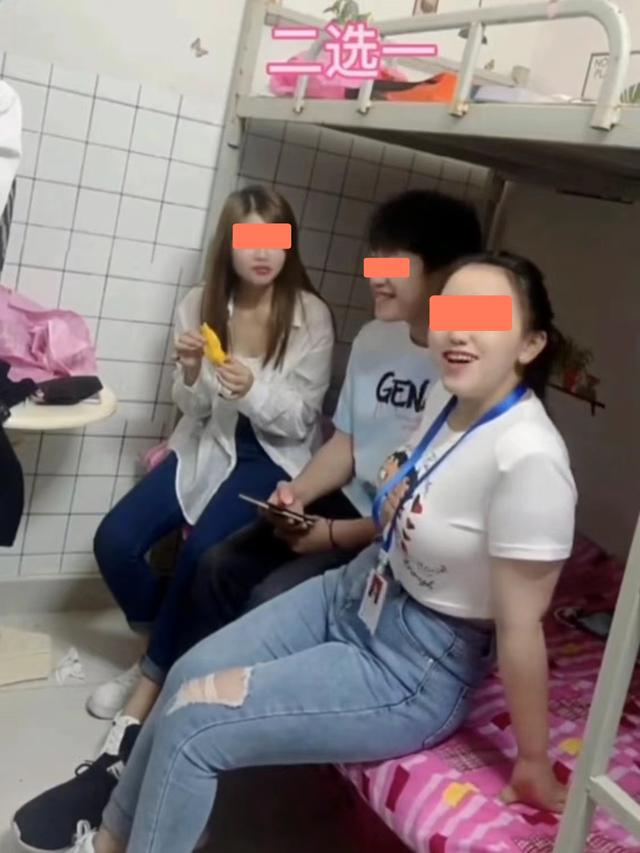 男子到女生宿舍游玩,坐在两女子中间,主管:你想约谁二选一